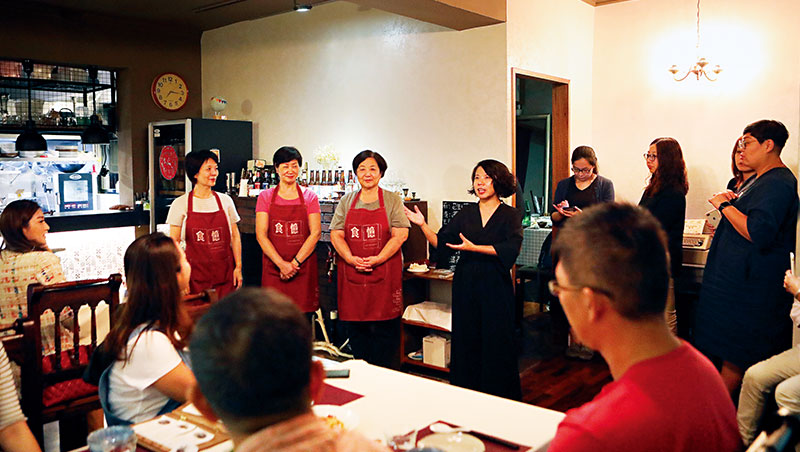 介紹今日大廚是每次開飯前，食憶創辦人陳映璇（左7）必做的事，介紹主廚，也告訴食客關於菜色的小故事。